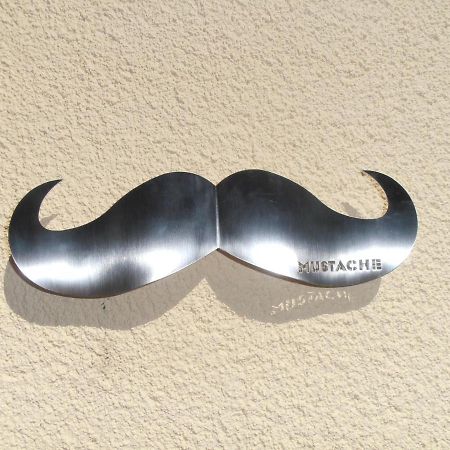 Mustache Studio Ourem Luaran gambar