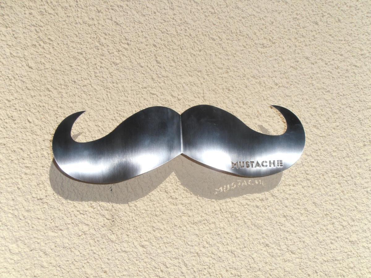Mustache Studio Ourem Luaran gambar