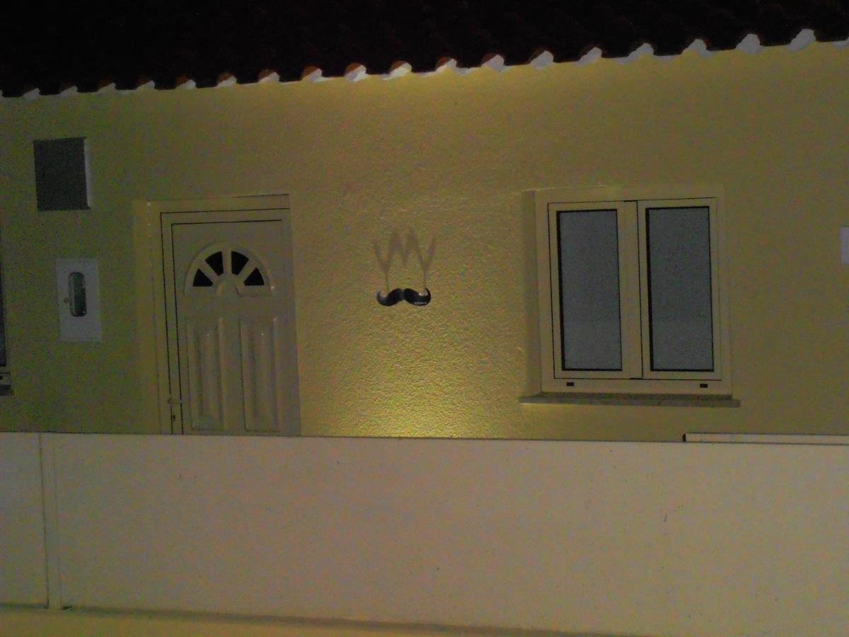Mustache Studio Ourem Luaran gambar